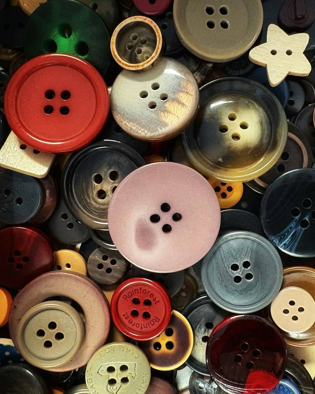 Boutons de couleurs et de tailles variées posés en vrac